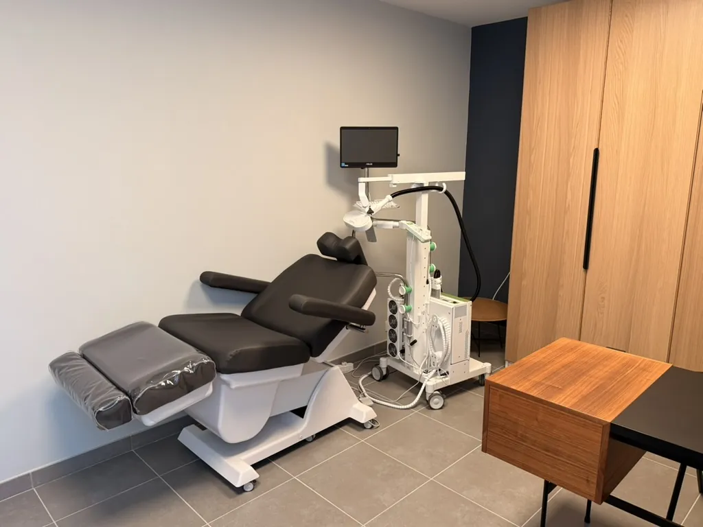 Salle de rTMS : fauteuil de soin et appareil de stimulation magnétique transcrânienne (rTMS)